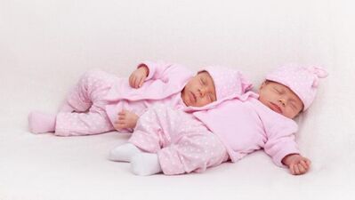 İkiz bebekler birlikte mi uyumalıdır?