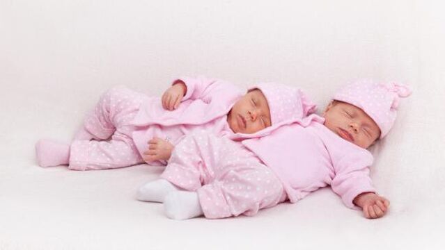 İkiz bebekler birlikte mi uyumalıdır?