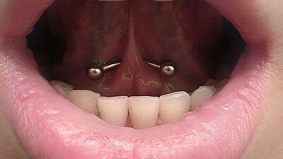 Dilindeki piercing...