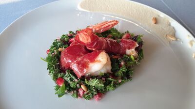 Pastırmalı karides, tabule ve humus