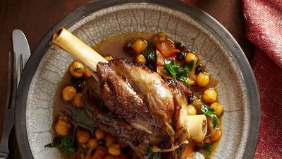 Domates ve nohut ile kızartılmış kuzu incik