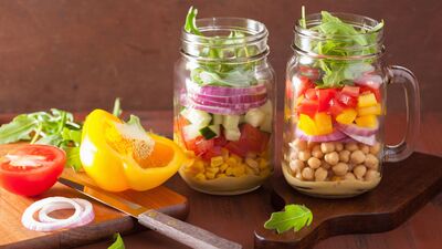 Bardakta tavuklu ve nohutlu salata