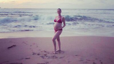Anne Hathaway hamile fotoğrafını paylaştı