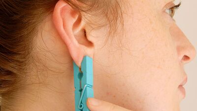 Kulağımıza mandal tutturursak ne olur?