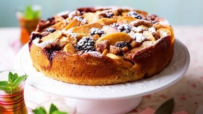 Elmalı ve böğürtlenli kek