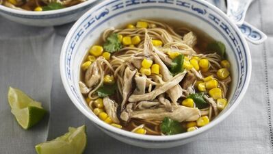 Tavuklu ve mısırlı noodle çorbası