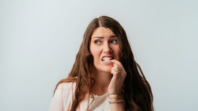 Tırnak yemek kişiliğinizi ele veriyor!