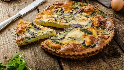 Kırmızı soğanlı peynirli kiş