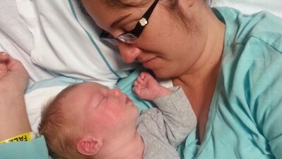 Annesini hayata döndüren bebek