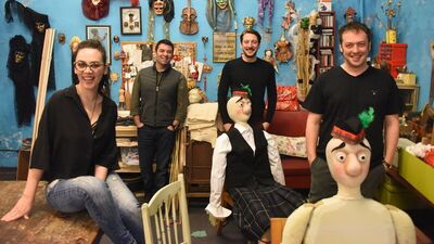 'Yine aynı evdeyiz, bir deli mizahıyla sahnedeyiz'