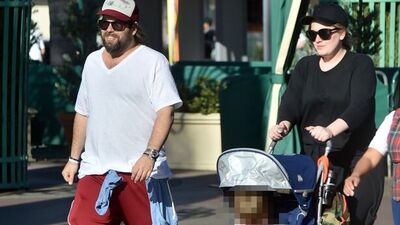 Adele oğluna prenses kostümü giydirdi