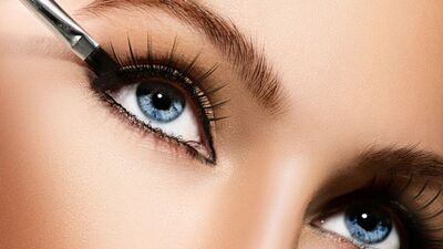 Jel eyeliner nasıl sürülür?