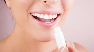 Doğal yollarla dudaklarınızı dolgunlaştırın