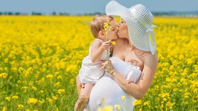 Biri karnında, biri kucağında…