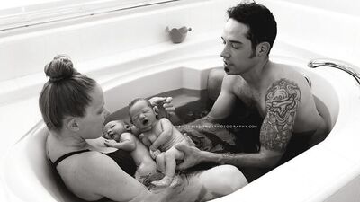 İkiz bebeklerini evde doğurdu