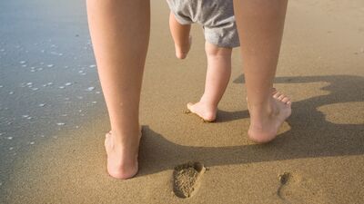 Bebeğinize sert ve dar ayakkabı giydirmeyin!