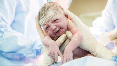 Kendi bebeğini kendisi çıkardı