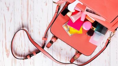 Seyahate çıkarken kozmetik çantamı nasıl hazırlamalıyım?