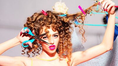 Kıvırcık saçlarınıza bunları asla yapmayın