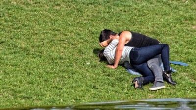 Sokakta aşk başka mıdır?