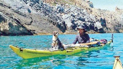 Köpeğiyle mavi sularda yaşıyor  