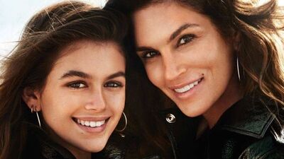 Kaia Gerber annesinin izinde