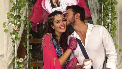 Ünlülerin kına gecesi elbiseleri