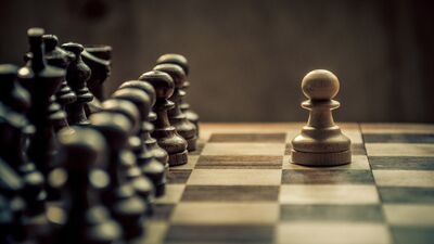 Piyonlar kendini şah zannetti!