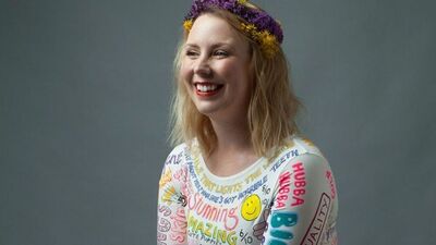 Jojo Oldham vücudu ile ilgili yapılan yorumlardan elbise yaptı