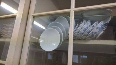 Tabakları kırmadan bu dolaptan nasıl çıkartırsınız?