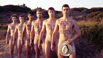 Kürek takımı homofobiye karşı soyundu!