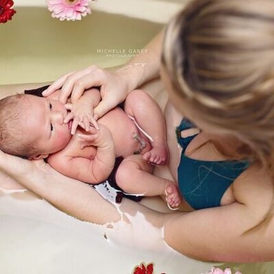 Yeni doğan bebeklere şifalı bitki banyoları