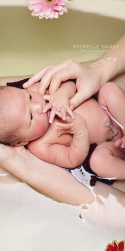 Yeni doğan bebeklere şifalı bitki banyoları