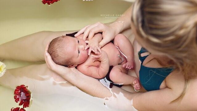 Yeni doğan bebeklere şifalı bitki banyoları