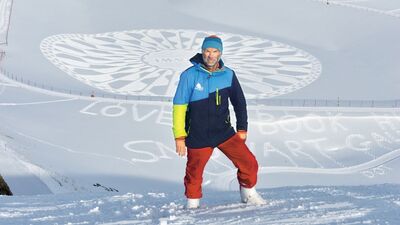 Karda yürüyor, iz bırakıyor!