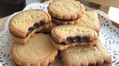 Çikolata kremalı sandviç bisküviler