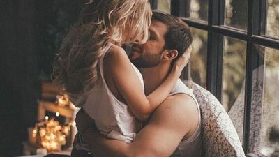 Bir erkek kadına sarıldığında...