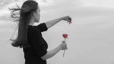 Başkalarının teninde aramak özlediğimiz şeyi…