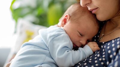 Yeni anneye akıl vermeden önce iyi düşünün