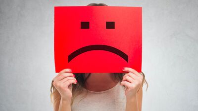 İzliyoruz gözlerimiz kapalı  