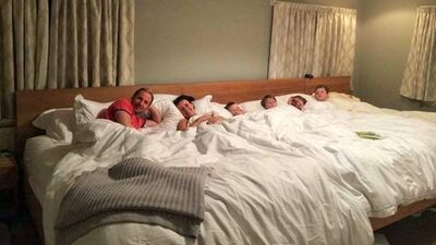 6 kişilik yatakta hep birlikte uyuyorlar