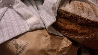 50 eve yürüyerek ekmek dağıtıyor