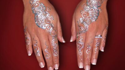 Trend: Simli hint kınası