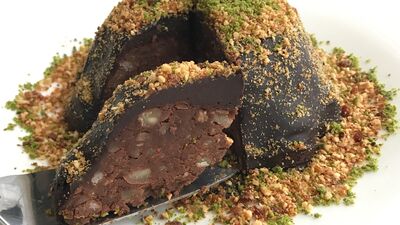 Çikolatalı fındık krokanlı kestane pastası