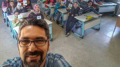 Velileriyle okuyor, öğrencileriyle hayal kuruyor