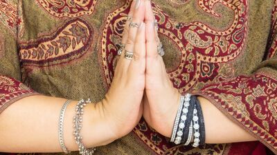 Başka ülkelerdeki insanlar böyle selamlaşıyor!