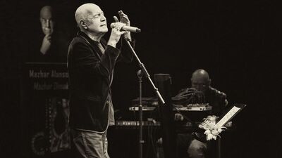 Mazhar Alanson: Ya tuvalette okuyacağınız bir kitap...