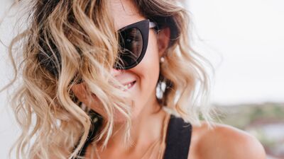 Saçlarınızı güneş gözlüğünüze göre şekillendirin