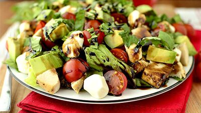 Tavuklu avokado salatası