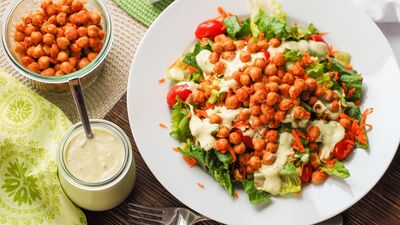 Nohutlu avokado salatası